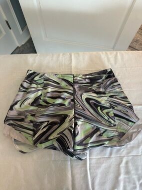 lululemon athletica Women's Abstract Swirl Athletic Shorts - Green/Black/Gray